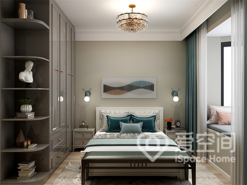 次卧在米色的基础上辅以材质的细腻家具装饰，软装元素间的优雅搭配，打造出一个温馨舒适的卧室空间。
