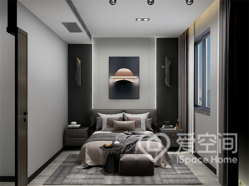 卧室的设计注重柔软与舒适感，高档床品触感舒适，背景墙对称设计，令空间具有很强的仪式感和庄严感。