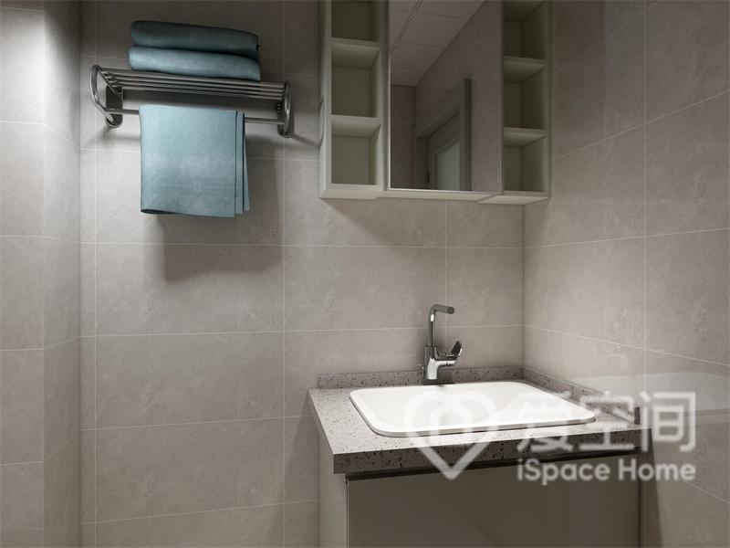 卫生间运用了线条元素，彰显出几何美感，定制镜柜有一定的储藏空间，令卫生间的立面得以保持整洁。