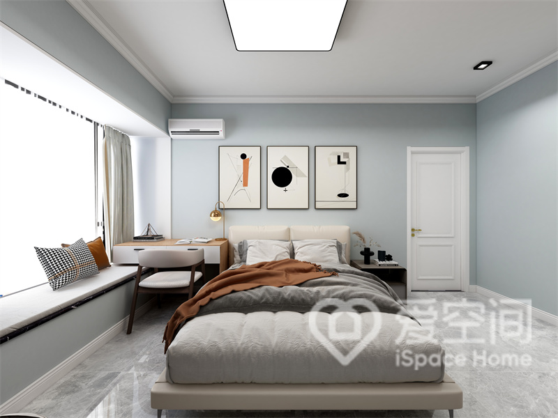 浅蓝色背景中，大地色床品令整体空间变得更为沉稳，飘窗的设计带来视觉通透，床头桌见缝插针，增加了业主的办公空间。