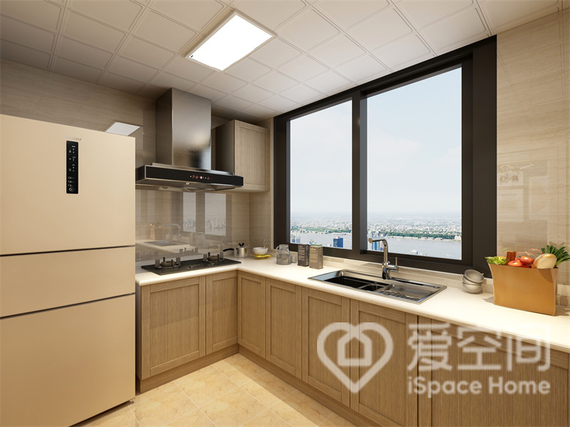 厨房空间平静和谐，原木色的橱柜、白色操作台以及简约的灯具相互呼应，统一而不单调。