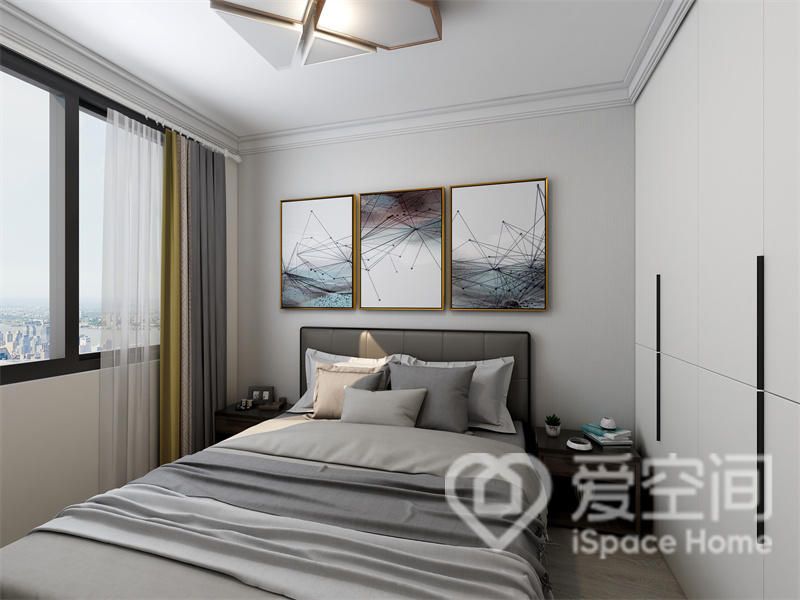卧室的空间以灰白为基色，在干净的背景墙中搭配低饱和度的艺术装饰，呈现出静谧的卧室空间。
