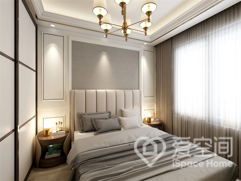 在卧室空间里，白色背景墙搭配雅致的灰色床品，灯光使整体空间更加生动活泼，营造出别致的时尚韵味。