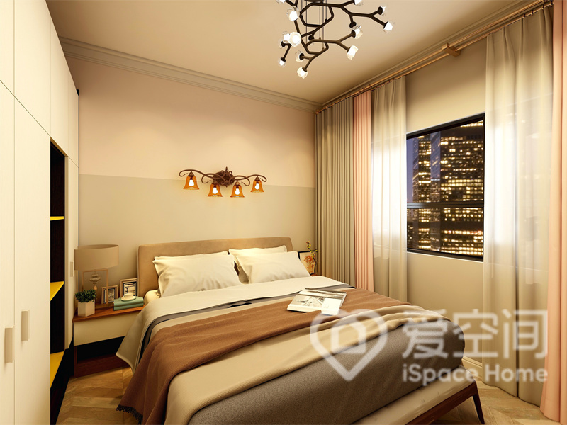 米色调的主卧空间温馨惬意，墙面有一定的分色设计，配以大地色床品，整个空间显得格外的清新舒适。