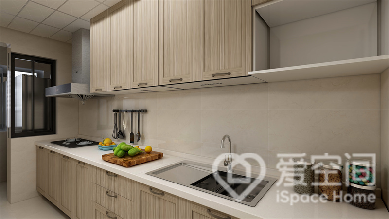 厨房空间动线分配合理，原木橱柜搭配白色操作台空间的通透感强了很多，日常操作十分舒适。