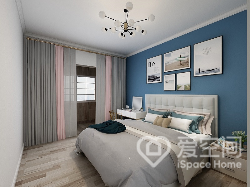 卧室配色迎合了业主的喜好，蓝色墙面素雅文艺，灰色与粉色的碰撞呈现出十分温馨大气的氛围。