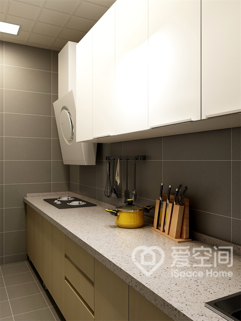 厨房空间看似简洁却依据业主的生活习惯来设计的，定制橱柜更有质感，更加高级，也释放了很多鸡肋空间。