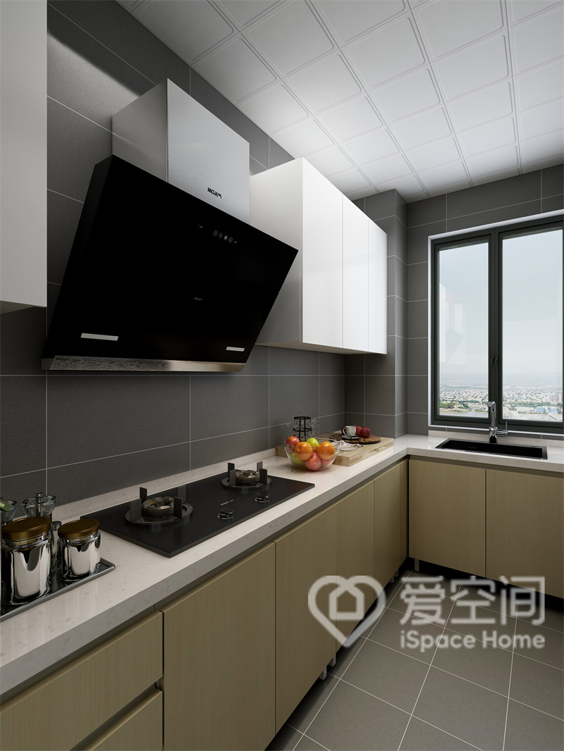 原木色调本身拥有自然质感，搭配白色吊柜，令厨房空间带有强劲的张力，空间中冷暖对比均衡。