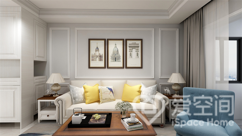灰色背景墙搭配白色布艺沙发，结合雅致的景物设计，减轻了空间的单调感，黄色抱枕增加了空间的层次。