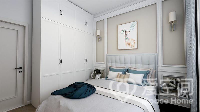 白色衣柜、灰色床品、暖色背景墙、装饰画以及壁灯等元素，都凸显出室内业主的生活态度。