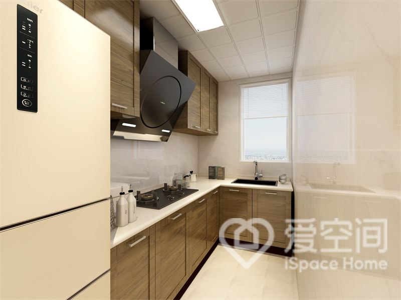 厨房布局紧凑，橱柜的颜色比背景颜色更深一些，瞬间拉开了空间的维度，提升了空间的品质感。