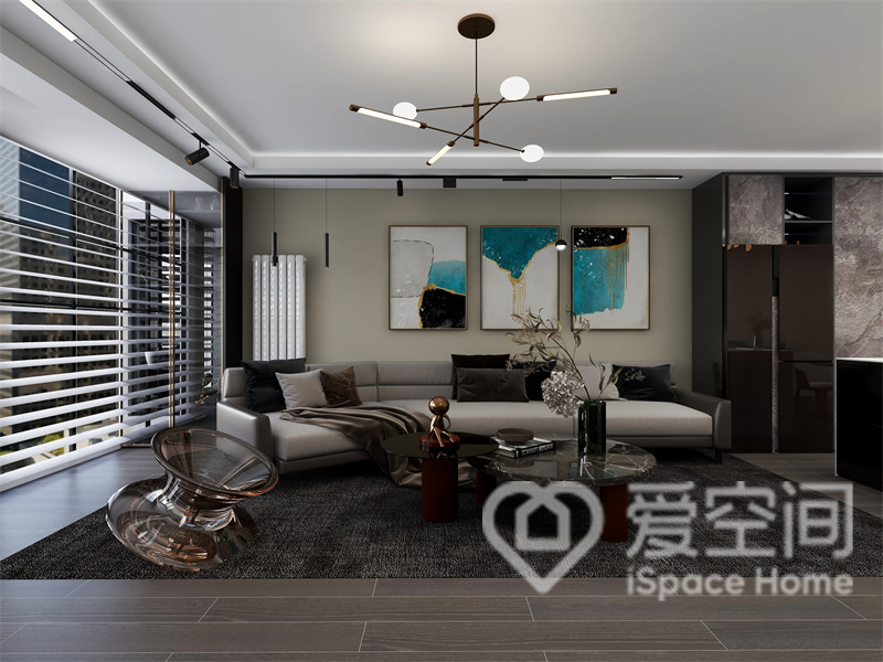 中性色的色调创造出宁静平和的感官享受，灰色布艺沙发让年轻的心变得宁静，客厅尽显从容与优雅。