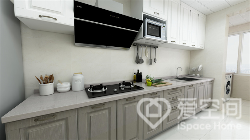 定制橱柜为厨房创造出一种自然素雅的风范，打通阳台的设计手法在视觉上增大了空间感。