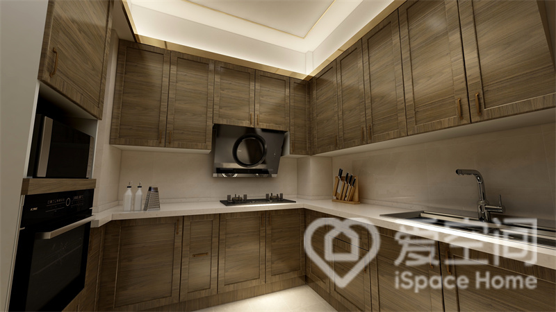原木色的橱柜带来的强有力的视觉冲击力，厨房简单而简约，沉稳不沉闷，日常烹饪舒适便捷。