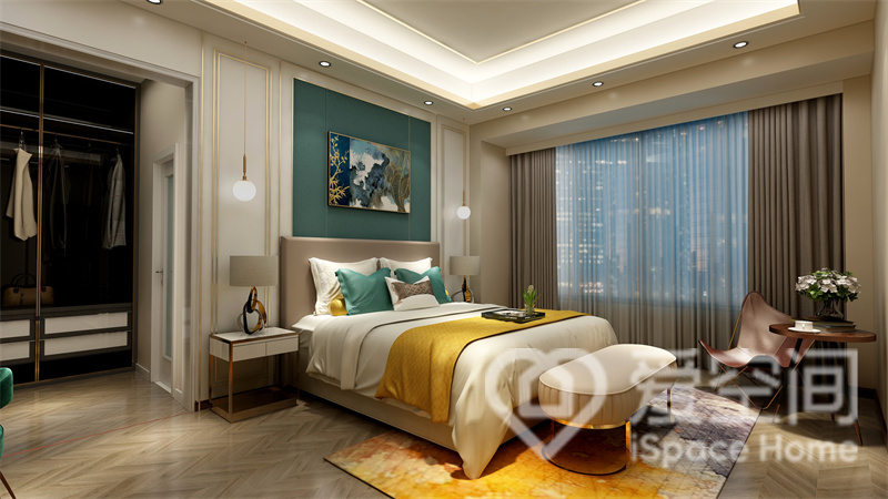 原木色的地板和白色护墙板相互呼应，形成舒适有品位的次卧空间，黄色的点缀提升了空间的色彩感和层次感。