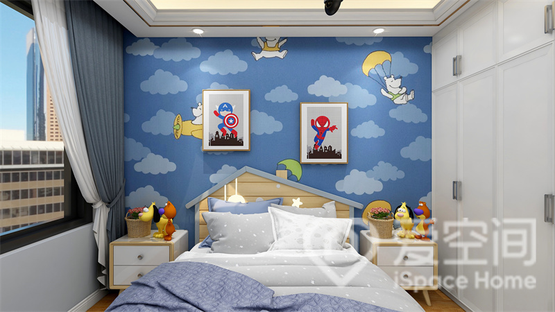 蓝色卡通壁纸墙面点缀些许装饰画，给人以童趣的质感，隐形衣柜有效的拓宽了卧室的深度，令空间不显拥挤。