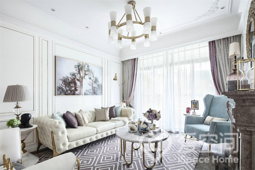 客厅的设计布局采用非常经典的现代风布局，围合式沙发、水晶吊灯，无不凸显着现代轻奢的格调。