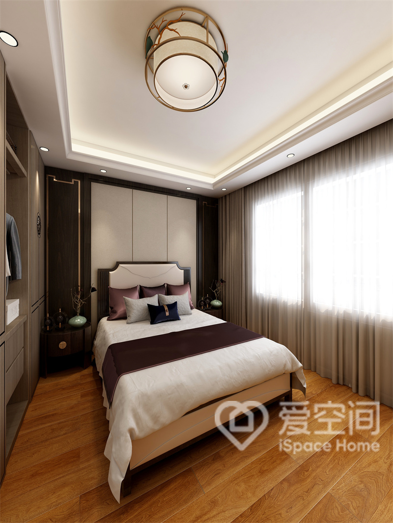 次卧墙面采用了对称的设计手法，墙面配色与床品配色和谐统一，为空间营造出轻奢之感。