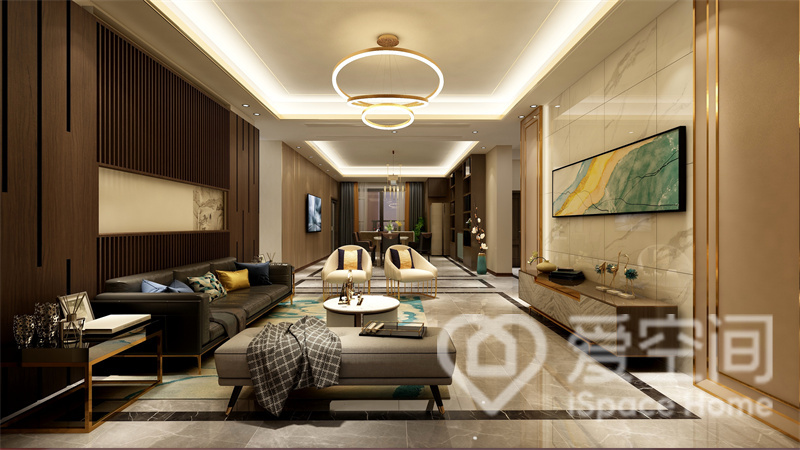 客厅背景墙线条精致，纯粹的黑色皮质沙发配以暖色抱枕点缀，呈现出清新优雅的视觉氛围。