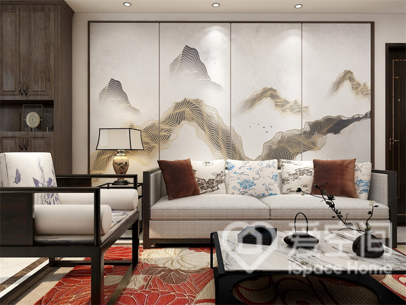 客厅以新中式风格为基础，背景墙呈现出清晰的格调，中式家具简洁雅致，塑造出一副温婉的画境。