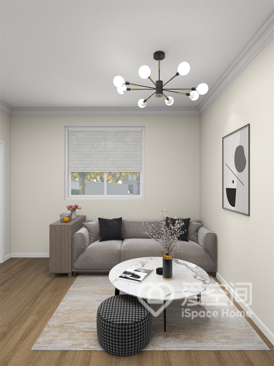 客厅以米色为主色调，配以灰色沙发及简雅家具，在暖色灯光下，弥散出沉稳而静谧的观感。