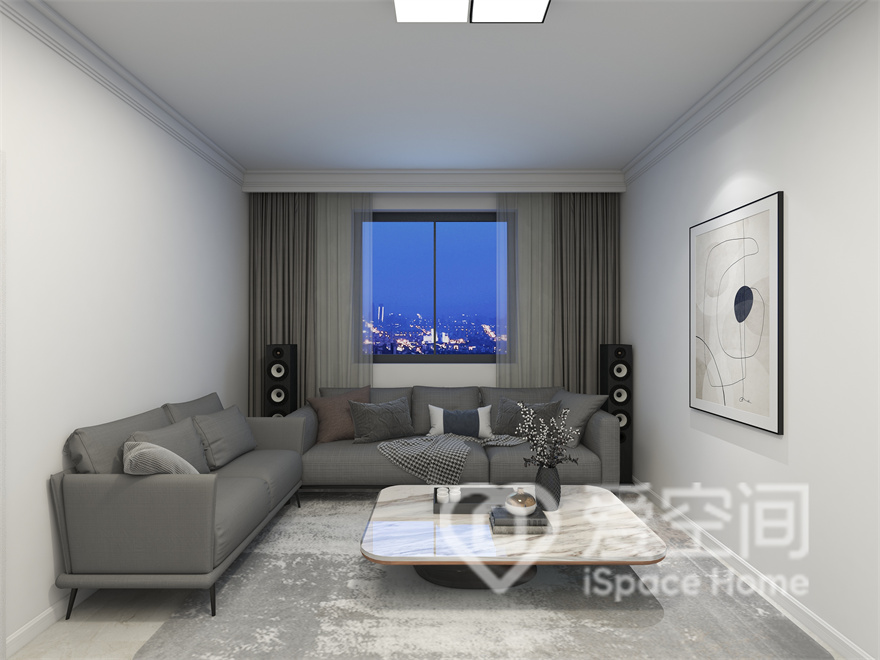白色的客厅空间中，灰色皮质沙发从中调和，凸显出简雅而恬静的氛围，空间的温馨感油然而生。