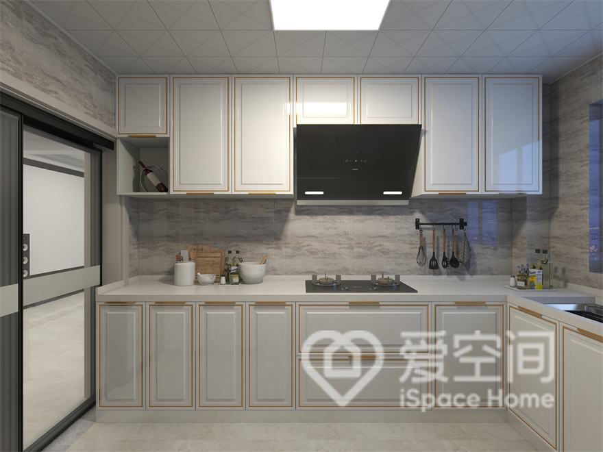 厨房的设计追求简约便利，白色系橱柜拥有高质感，局部加以框线勾勒，使空间中洋溢着高级氛围。
