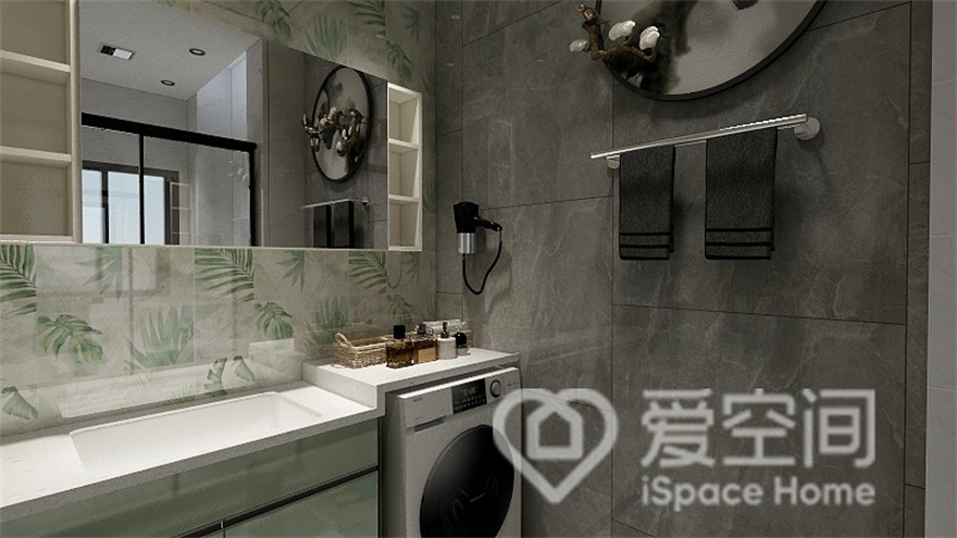 卫生间给人一种宁静悠远的感觉，花色砖面和灰色背景衔接在一起呈现出别样的卫浴氛围。