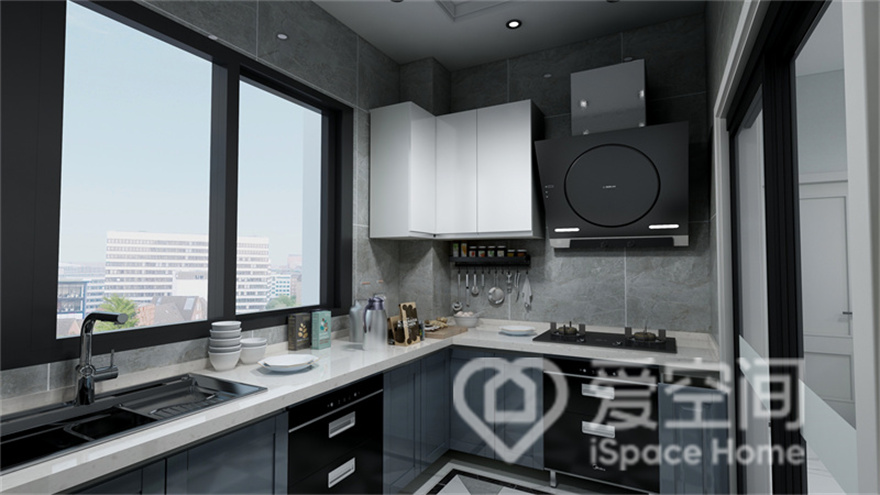 厨房采用封闭型设计，蓝色橱柜搭配白色操作台，展现出业主不俗的审美，黑色电器的融入增加了空间的层次。