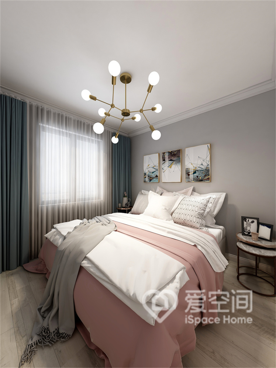 次卧中使用灰色与粉色碰撞行程简单舒适的空间氛围，粉白床品恰到好处的提升了卧室的明亮感。