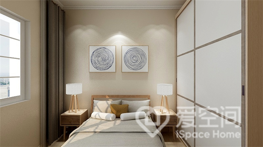 次卧采用无主灯设计，米色背景搭配灰白色家具软装，简洁的空间中散发出精致优雅的气息。