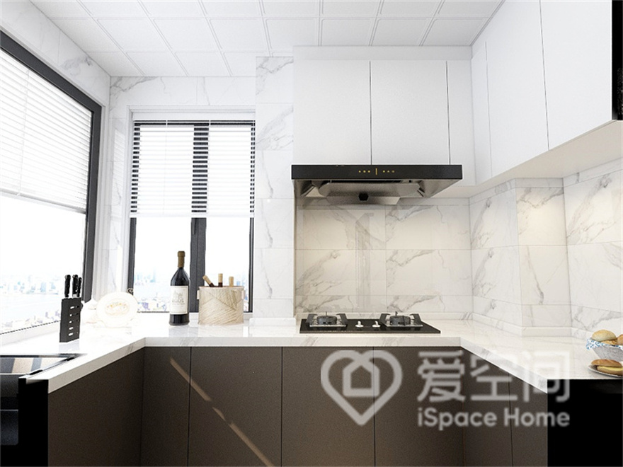 这是以白色调为主的厨房空间，白色吊柜与咖色底柜的搭配，再现了简约风格的独特魅力。