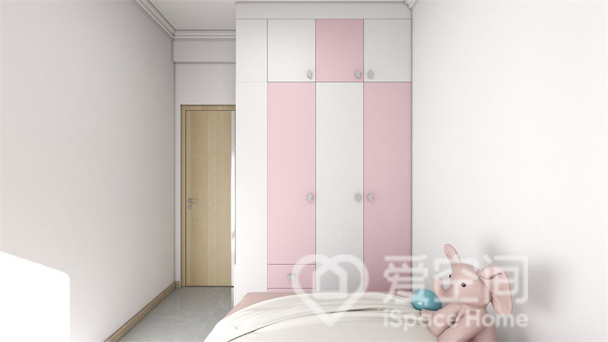 白色空间中，粉色柜面犹如点睛之笔，为室内增添一抹艺术气息，配以简单的装饰，雅润气质油然而生。