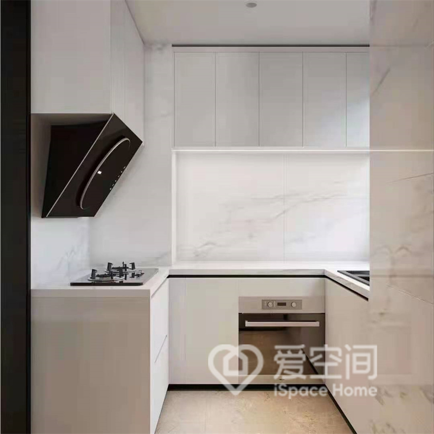 厨房背景以白色大理石为底色，白色橱柜装饰其中，令厨房空间充满现代感，电器的嵌入设计保持了空间的干净与整洁。