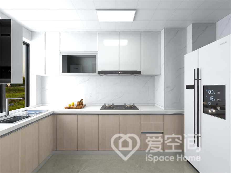 厨房洁净明亮，原木橱柜搭配白色吊柜为空间添了几抹清新暖色，厨房显得既添生机，又整洁。