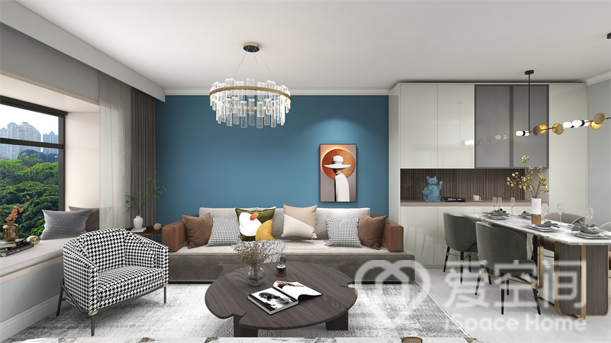 客厅与餐厅相连，空间以阔绰的尺度容纳现代家具，在专属的蓝白色空间中，咖、白色家具带来优雅的韵律感。