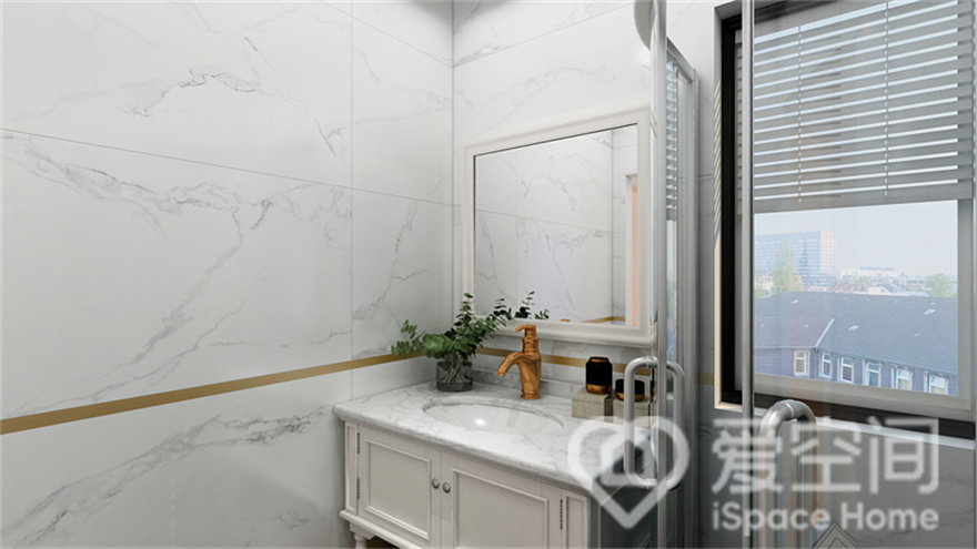 卫生间使用了玻璃做空间隔断，白色大理石砖面营造出低调内敛的空间氛围，展现出舒适沉稳的气质。