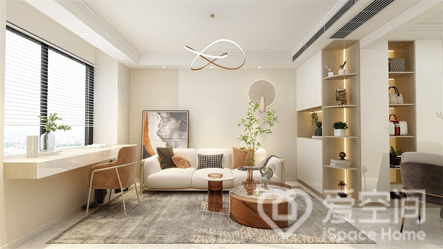 米色调的空间令人卸下身心的疲惫，简约的白色家具放置在其中，在光与影的塑造下，室内流露出温馨情绪。