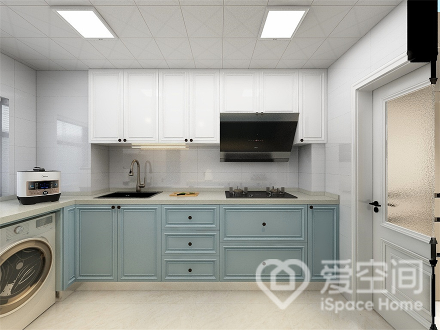 定制的橱柜打造出符合业主品位的烹饪环境，厨房中的动线设计和材料的选择上以舒适为主。