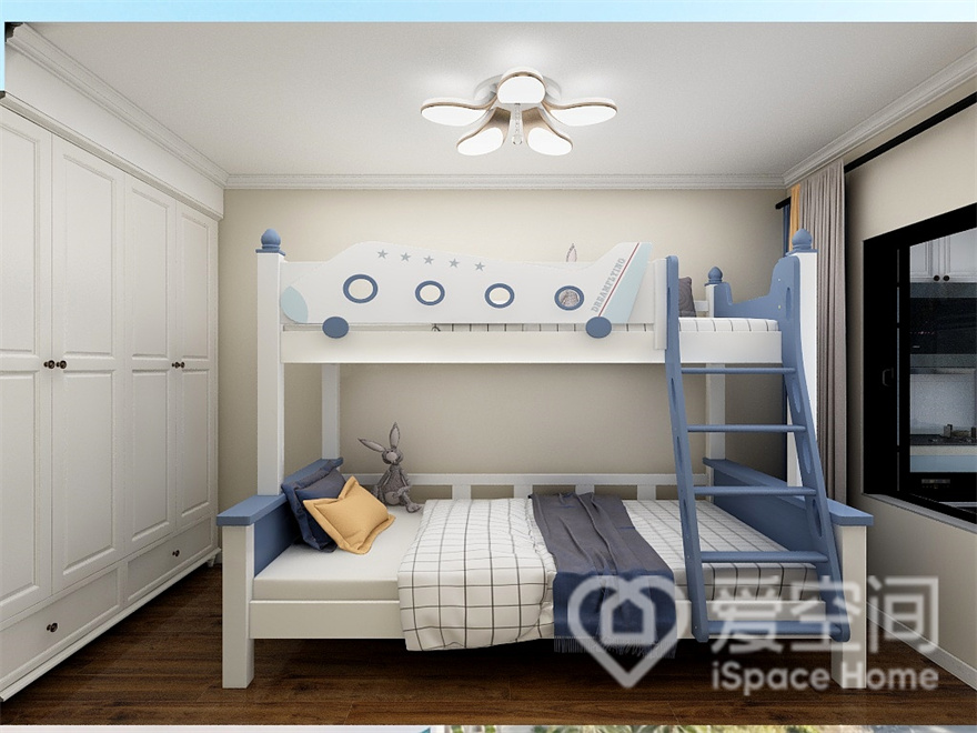 儿童房放置了高低床，白色与蓝色相互搭配，在灯光的映射下，呈现出柔和的视觉美感。