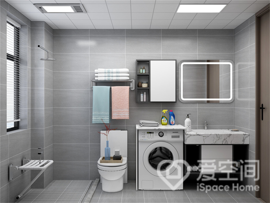 饶富现代感的卫浴空间，以多元材质铺陈，灰色背景中放置白色洁具和家具，堆砌出温暖亲和的空间氛围。