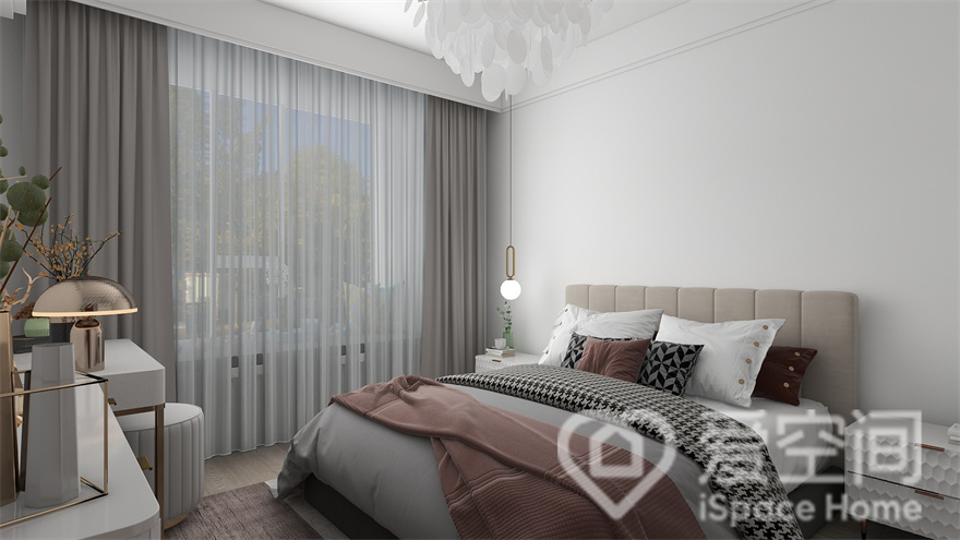主卧大白墙让空间没有繁杂的元素，双人床的尺寸更是量身定制，大地色床品营造出舒适大气感。