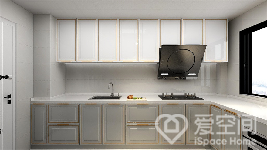 厨房采用中规中矩的布置方式，橱柜是以优雅的白色为底色，配以金属线条勾勒，层次质感丰富。