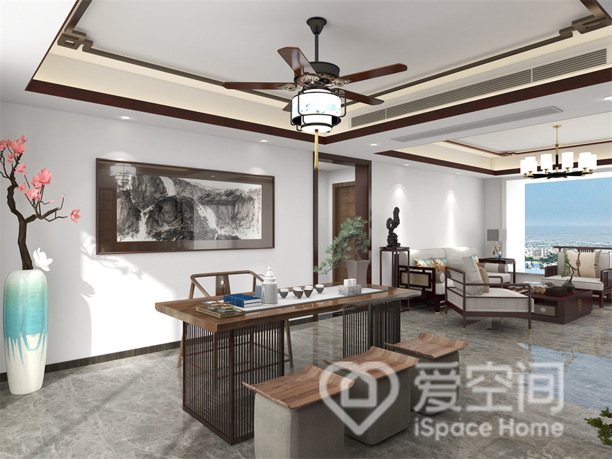 客厅面积宽敞，白色空间中配以中式家具，塑造出雅致静谧的氛围，客厅一侧放置茶桌椅，满足了业主品茶待友的需求。