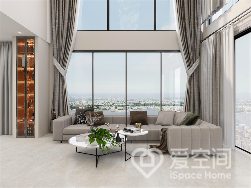 客厅挑高设计，落地窗展现出宽敞的视野观感，客厅显得大气高雅，灰色沙发拥有独特个性，令空间更加优雅。