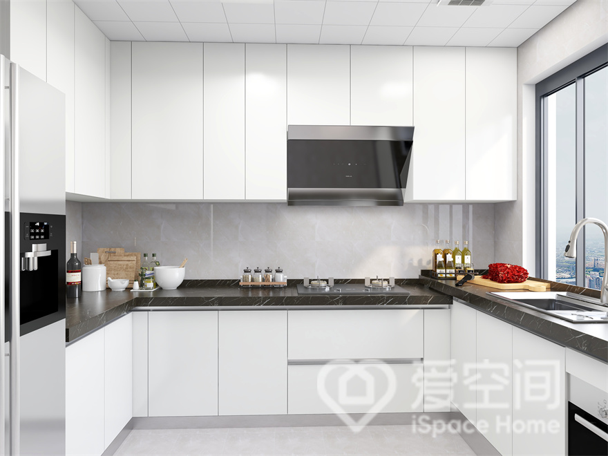 厨房是一个安静空间，设计师通过干净的线条和几何结构来表达业主对烹饪环境的向往，空间拥有恰到好处的洁净感。