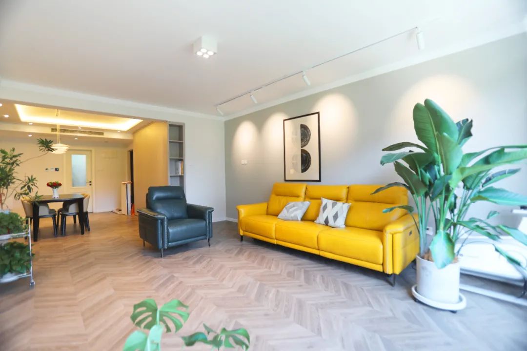 新奧家園130㎡三居室現代輕奢風裝修案例