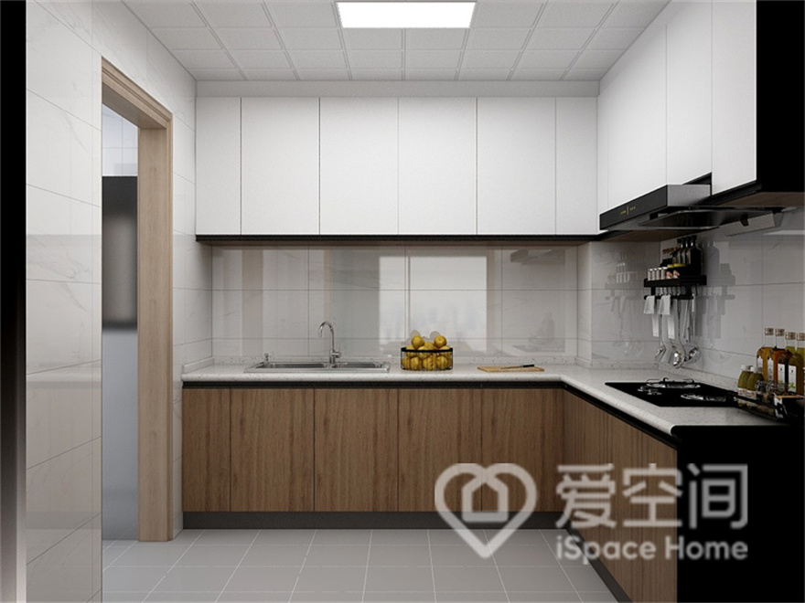 厨房的设计精致感十足，白色空间中布置白色吊柜和原木橱柜，带来一种别样的烹饪气质。