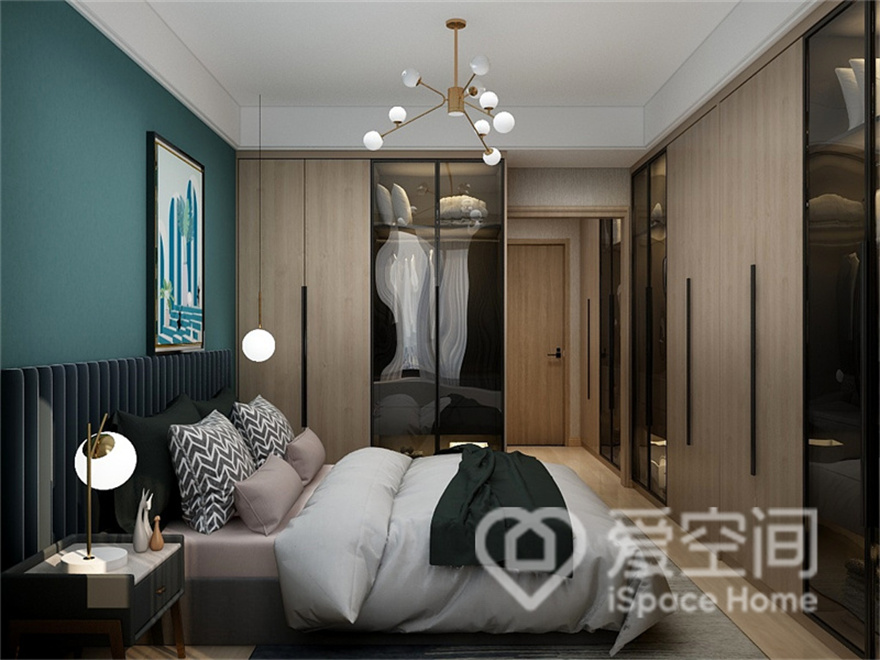 微光映射下增强了主卧空间的视觉观感，蓝绿色背景墙提升了家居的格调，让空间不那么单调。