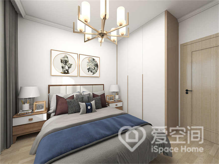 白色背景搭配灰蓝色床品令次卧空间温暖如初，中式装饰画、灯具等元素都呈现出恬静闲适的氛围。